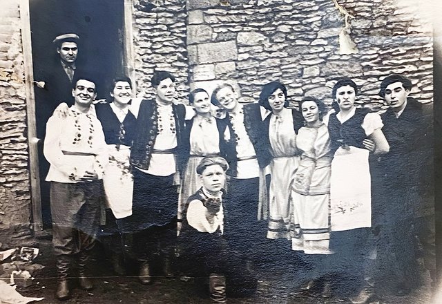 Lidija Čakyr (druhá zprava) s tanečním kroužkem kulturního domu v Saratě, 1960 Foto: Osobní archiv pamětnice (Lidija Neboha)